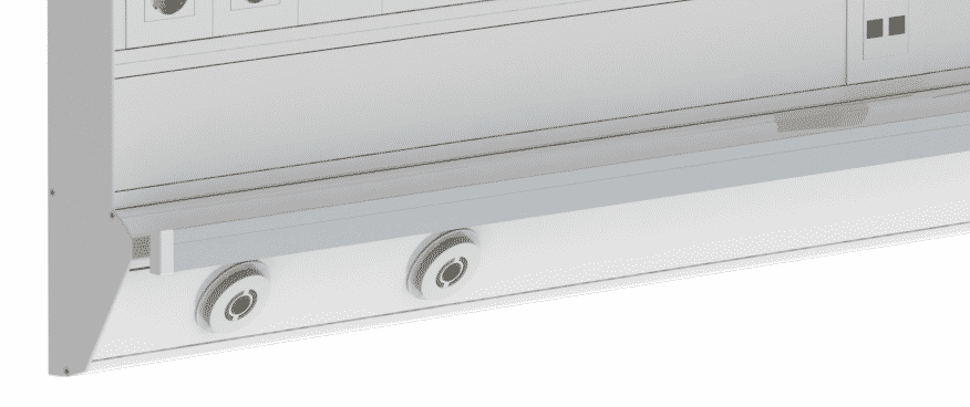 Rexuma vårdrumspanel Närbild på en metallisk Vårdrumspanel med två runda uttag och flera rektangulära uttag, troligen en del av en installation för sjukhus eller laboratorium.