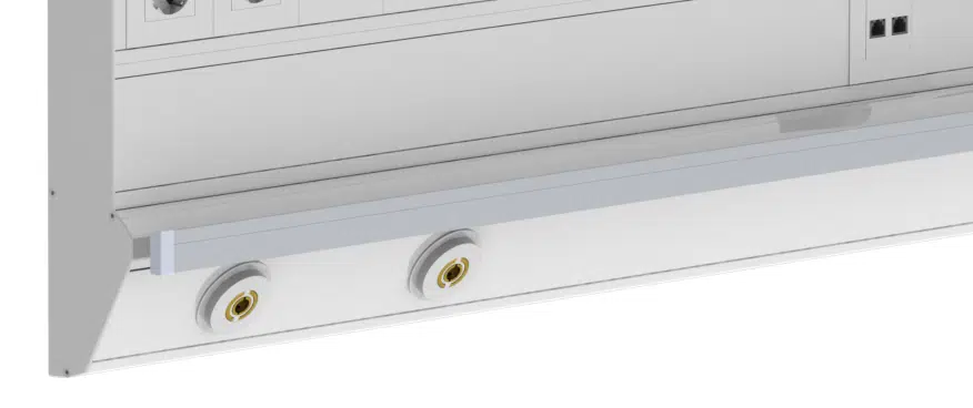 Rexuma vårdrumspanel Närbild på en metallisk Vårdrumspanel med två runda uttag och flera rektangulära uttag, troligen en del av en installation för sjukhus eller laboratorium.